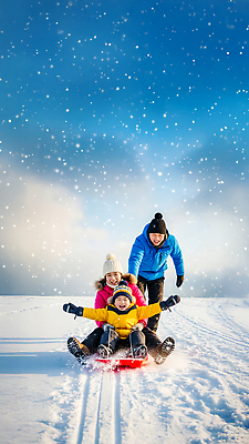 JPG 편집이미지 남자 어린이 겨울 가족 모션 자연 하늘 산 풍경 소리 눈송이 즐거움 썰매 의료성형뷰티 편집실사 AI인물포토 AI콘텐츠 계절 감정 관계 눈_날씨 사람 CG 생태계 파일형식 AI포토