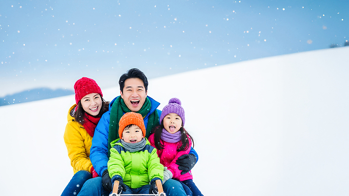 JPG 편집이미지 행복 컬러 겨울 가족 모션 놀이 웃음 부모 자녀 분위기 외출 썰매 스노우 의료성형뷰티 편집실사 AI인물포토 AI콘텐츠 계절 감정 컨셉 관계 표정 CG 파일형식 AI포토