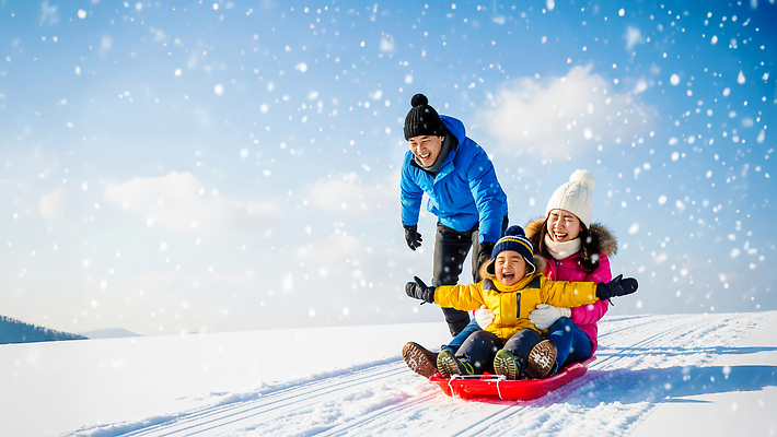 JPG 편집이미지 어린이 스포츠 겨울 가족 자연 놀이 날씨 산 장난감 즐거움 썰매 의료성형뷰티 편집실사 AI인물포토 AI콘텐츠 계절 감정 관계 사람 CG 생태계 파일형식 AI포토