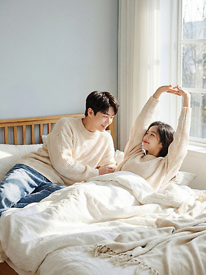 JPG 편집이미지 커플 창 가정 신혼부부 모션 아침 대화 앉기 일상 빛 공간 침실 침대 편안함 의료성형뷰티 편집실사 주간 부부 무기 가구 관계 말하기 라이프 감각 CG 신혼 파일형식