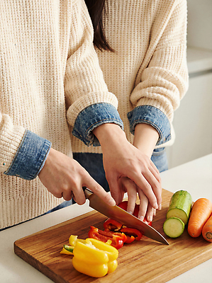 JPG 편집이미지 채소 재료 신혼부부 피망 오이 함께함 대화 요리 두명 주방 요리사 당근 자르기 손질 나무도마 의료성형뷰티 편집실사 직업 부부 컨셉 모션 뿌리채소 도마 말하기 사람 목재 CG 신혼 파일형식