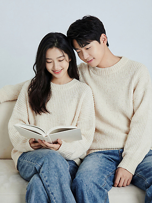 JPG 편집이미지 커플 여자 남자 신혼부부 실내 표정 대화 웃음 책 소파 시간 편안함 스웨터 읽기 보금자리 의료성형뷰티 편집실사 부부 상의 의자 관계 모션 말하기 사람 내부 감각 CG 신혼 파일형식