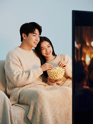 JPG 편집이미지 커플 신혼부부 휴식 따뜻함 대화 웃음 소파 방 시간 분위기 담요 영화 즐거움 팝콘 관람 나눔 의료성형뷰티 편집실사 부부 감정 컨셉 의자 관계 문화예술 표정 말하기 CG 신혼 파일형식