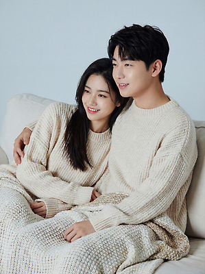 JPG 편집이미지 커플 옷 행복 신혼부부 포옹 주택 함께함 실내 따뜻함 대화 사랑 소파 편안함 담요 순간 의료성형뷰티 편집실사 부부 감정 컨셉 의자 관계 안기 말하기 내부 건물 감각 CG 신혼 파일형식