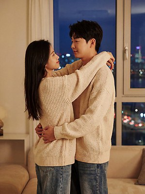 JPG 편집이미지 커플 응시 감정 거실 야경 관계 신혼부부 포옹 따뜻함 사랑 사람 도시 시간 저녁 소통 의료성형뷰티 편집실사 부부 시선 컨셉 안기 야간 CG 신혼 파일형식 풍경_경치