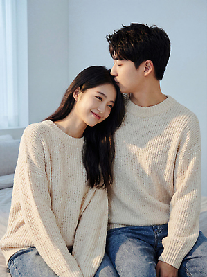 JPG 편집이미지 커플 여자 남자 행복 감정 관계 신혼부부 포옹 함께함 따뜻함 사랑 소파 머리 기댐 시간 스웨터 의료성형뷰티 편집실사 부부 컨셉 상의 의자 안기 모션 사람 신체부위 CG 신혼 파일형식