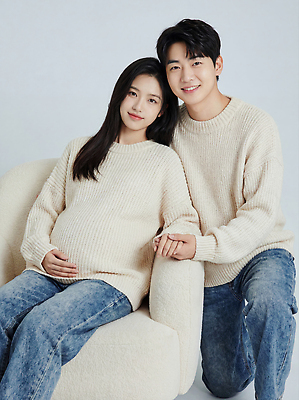 커플 감정 의자 관계 표정 촬영 CG 파일형식 부부 임신 소파 사진촬영 미소 사랑 가족 조명 편집이미지 편집실사 JPG 출산 의료성형뷰티