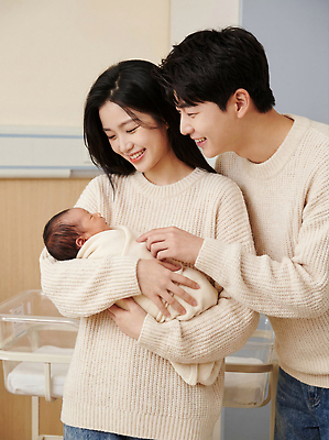 감정 의학 가족 관계 표정 사람 CG 파일형식 부모 아기 병원 미소 행복 담요 순간 사랑 기념 의사소통 촬영 기쁨 편집이미지 편집실사 JPG 출산 의료성형뷰티