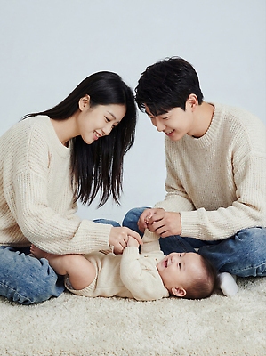 감정 컨셉 가족 관계 표정 사람 CG 파일형식 부모 아기 놀이 순간 웃음 사랑 바닥 촬영 소통 시간 행복 편집이미지 편집실사 JPG 출산 의료성형뷰티