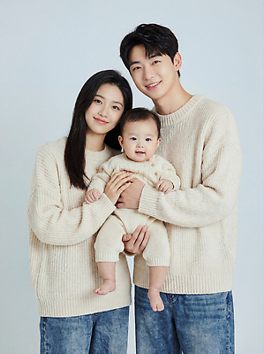 감정 컬러 가족 관계 표정 사람 CG 파일형식 아기 부모 미소 순간 사랑 행복 옷 초록색 웃음 쌍 따뜻함 편집이미지 편집실사 JPG 출산 의료성형뷰티