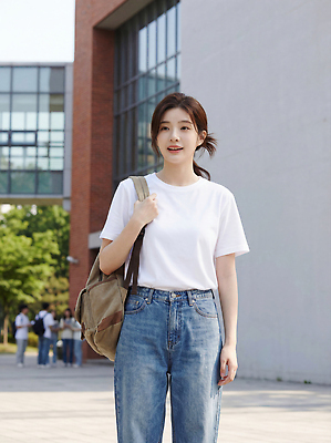 JPG 편집이미지 학생 티셔츠 가방 학교 모션 날씨 대화 웃음 친구 맑음 운동장 여대생 오후 의료성형뷰티 스타일 편집실사 AI인물포토 AI콘텐츠 잡화 여자 교육 대학생 셔츠 스포츠시설 관계 표정 말하기 공간 CG 파일형식 AI포토
