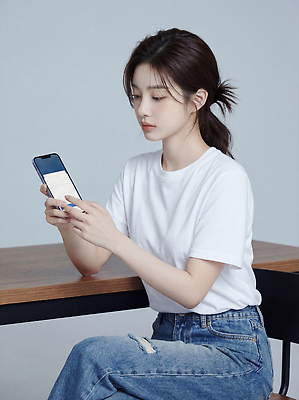 JPG 편집이미지 손 여자 포즈 백그라운드 티셔츠 탁자 조명 일상 스마트폰 소파 스크린 집중 여대생 의료성형뷰티 편집실사 AI인물포토 AI콘텐츠 대학생 가구 컨셉 셔츠 의자 사람 라이프 신체부위 핸드폰 스마트기기 CG 파일형식 AI포토