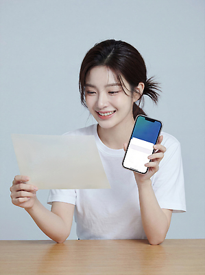 JPG 편집이미지 손 여자 종이 모션 실내 표정 일상 스마트폰 사무실 만남 정보 집중 확인 여대생 의료성형뷰티 편집실사 AI인물포토 AI콘텐츠 대학생 컨셉 비즈니스 사람 내부 라이프 신체부위 핸드폰 스마트기기 CG 파일형식 AI포토