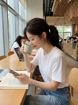 JPG 편집이미지 커피 휴식 조명 사람 책 친구 학습 독서 카페 시간 작업 분위기 통화 여대생 오후 의료성형뷰티 편집실사 AI인물포토 AI콘텐츠 여자 교육 음료 대학생 컨셉 관계 모션 상점 CG 파일형식 AI포토