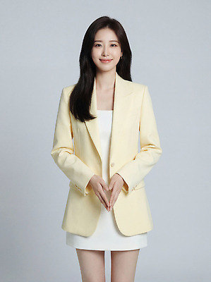 JPG 편집이미지 손 여자 패션 포즈 백그라운드 표정 서기 정장 빛 노란색 촬영 재킷 흰색 비즈니스우먼 옷입기 의료성형뷰티 스타일 편집실사 AI인물포토 AI콘텐츠 옷 컬러 비즈니스 모션 사람 신체부위 외투 직장인 CG 파일형식 AI포토