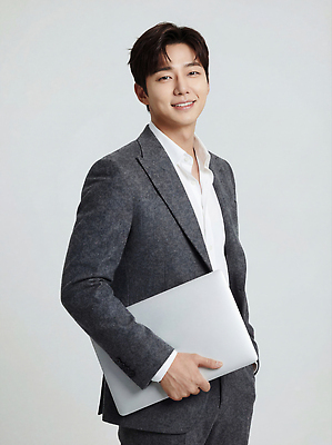 옷 남자 비즈니스 모션 표정 사람 전자제품 직장인 CG 파일형식 노트북 정장 미소 카메라 서기 포즈 프로필 패션 스타일 편집이미지 편집실사 JPG 비즈니스맨 의료성형뷰티