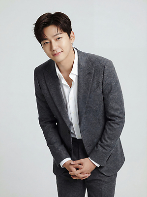 옷 남자 백그라운드 비즈니스 표정 사람 신체부위 전자제품 흰색 직장인 CG 파일형식 정장 카메라 미소 포즈 흰배경 손 스타일 패션 감정 편집이미지 편집실사 JPG 비즈니스맨 의료성형뷰티