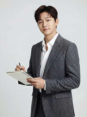 옷 남자 백그라운드 컨셉 비즈니스 문구용품 학용품 표정 사람 신체부위 흰색 직장인 CG 파일형식 모델 흰배경 기록 스케치북 집중 미소 손 공책 포즈 촬영 작업 스타일 편집이미지 편집실사 JPG 비즈니스맨 의료성형뷰티 정장