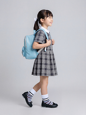 JPG 편집이미지 학생 헤어스타일 원피스 교육 초등학생 어린이 신발 이동 가방 학교 양말 책가방 웃음 소녀 빨간색 파란색 체크무늬 의료성형뷰티 편집실사 잡화 옷 여자 컬러 컨셉 무늬 표정 사람 CG 파일형식