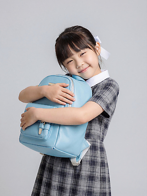 JPG 편집이미지 디자인 행복 초등학생 어린이 포즈 백그라운드 유니폼 가방 학교 학용품 책가방 웃음 소녀 귀여움 회색 체크무늬 의료성형뷰티 편집실사 학생 잡화 옷 여자 교육 감정 컬러 컨셉 무늬 문구용품 표정 사람 CG 파일형식