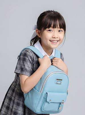 JPG 편집이미지 학생 옷 초등학생 어린이 포즈 백그라운드 가방 학교 모션 청소년 책가방 표정 미소 소녀 일상 촬영 즐거움 의료성형뷰티 편집실사 잡화 여자 교육 감정 사람 라이프 CG 파일형식