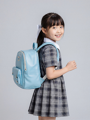 JPG 편집이미지 여학생 교육 교복 초등학생 어린이 배낭 학교 책가방 미소 웃음 소녀 옆모습 파란색 친구 카메라 체크무늬 의료성형뷰티 편집실사 학생 옷 여자 뷰포인트 컬러 무늬 가방 관계 표정 사람 전자제품 CG 파일형식