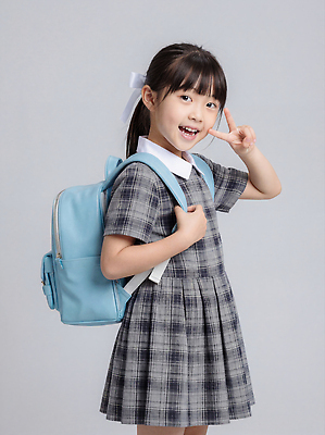 JPG 편집이미지 학생 원피스 패션 초등학생 어린이 포즈 백그라운드 가방 책가방 실내 웃음 소녀 사진촬영 체크무늬 의료성형뷰티 편집실사 잡화 옷 여자 무늬 표정 사람 내부 촬영 CG 파일형식
