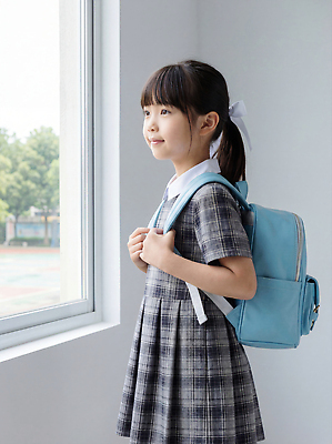 JPG 편집이미지 학생 응시 감정 교복 초등학생 가방 학교 주택 책가방 소녀 일상 뒷모습 준비 창밖 의료성형뷰티 편집실사 시선 잡화 옷 여자 교육 어린이 뷰포인트 창문 사람 건물 라이프 CG 파일형식