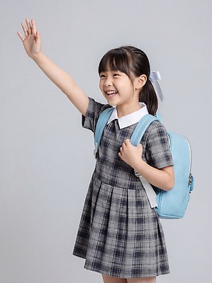 JPG 편집이미지 손 교복 초등학생 어린이 가방 학교 책가방 웃음 소녀 파란색 귀여움 유치원 인사 즐거움 체크무늬 활기 의료성형뷰티 편집실사 학생 잡화 옷 여자 교육 감정 컬러 컨셉 무늬 표정 사람 신체부위 예절 CG 파일형식
