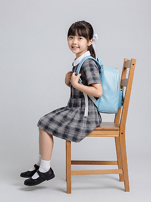 JPG 편집이미지 학생 옷 패션 초등학생 어린이 의자 가방 학교 책가방 미소 소녀 일상 캐주얼 파란색 카메라 유치원 의료성형뷰티 편집실사 잡화 여자 교육 컬러 가구 표정 사람 라이프 전자제품 CG 파일형식