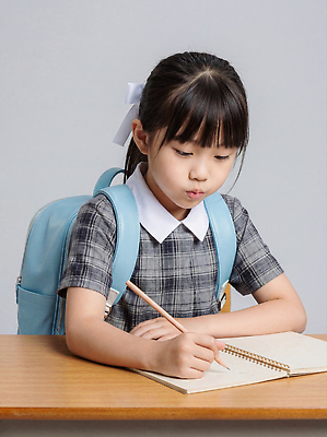 JPG 편집이미지 학생 여학생 교육 초등학생 배낭 교실 학교 학용품 책가방 초등학교 소녀 학습 연필 공책 기록 집중 책상 의료성형뷰티 편집실사 여자 어린이 가구 컨셉 가방 문구용품 사람 필기구 CG 파일형식