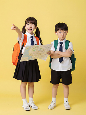 JPG 편집이미지 옷 어린이 여행 포즈 백그라운드 지도 가방 학교 남매 소녀 소년 상반신 노란색 계획 쌍둥이 의료성형뷰티 편집실사 잡화 여자 교육 남자 컬러 컨셉 가족 사람 CG 파일형식