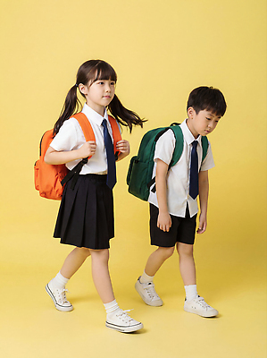 JPG 편집이미지 교복 어린이 티셔츠 가방 학교 남매 소녀 소년 초록색 친구 필기구 걷기 귀여움 주황색 노란배경 의료성형뷰티 편집실사 잡화 옷 여자 교육 남자 컬러 백그라운드 컨셉 셔츠 가족 관계 모션 문구용품 사람 노란색 CG 파일형식