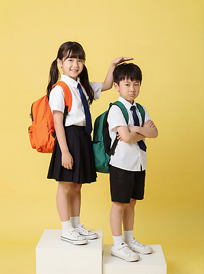 JPG 편집이미지 초등학생 어린이 포즈 백그라운드 가방 학교 표정 남매 웃음 소녀 소년 친구 노란색 팔짱 의료성형뷰티 편집실사 학생 잡화 여자 교육 남자 컬러 가족 관계 모션 사람 CG 파일형식