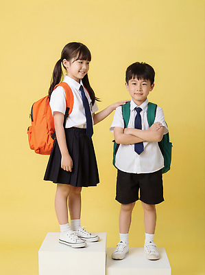 JPG 편집이미지 패션 초등학생 어린이 가방 학교 모션 남매 웃음 친구 유치원 기다림 소통 노란배경 의료성형뷰티 편집실사 학생 잡화 교육 백그라운드 컨셉 가족 관계 표정 사람 노란색 CG 파일형식