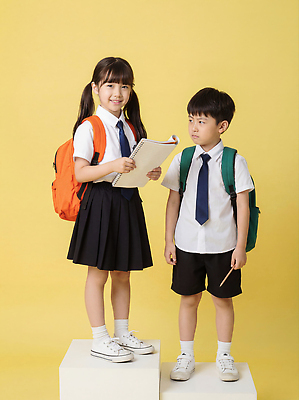 JPG 편집이미지 교복 어린이 백그라운드 가방 학교 무표정 남매 미소 소녀 소년 친구 노란색 공책 기록 준비물 의료성형뷰티 편집실사 잡화 옷 여자 교육 남자 감정 컬러 가족 관계 문구용품 표정 사람 CG 파일형식