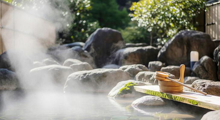 자연요소 계절 아시아 길 컨셉 풍경 태양 온천 스파 CG 생태계 파일형식 돌_바위 식물 물가 뜨거운물 자연 햇빛 일본 휴식 수증기 물 돌길 편집실사 편집이미지 JPG 겨울 노천온천