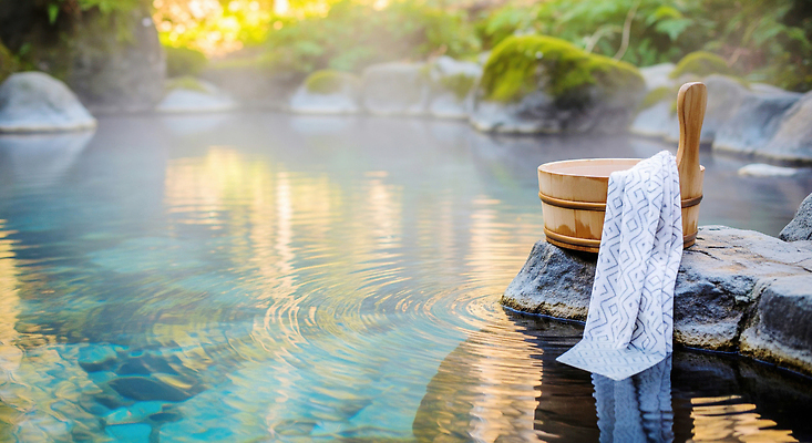 자연요소 식물 계절 컬러 컨셉 위생용품 온천 스파 CG 생태계 파일형식 바구니 수건 물 돌_바위 수증기 나무 파란색 자연 휴식 풍경 따뜻함 계곡 산 편집실사 편집이미지 JPG 겨울 노천온천