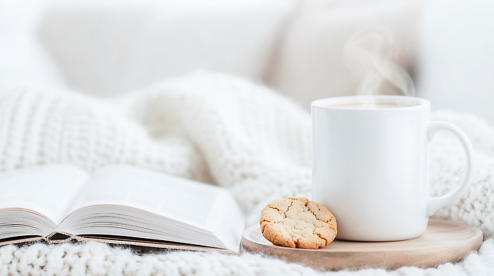 JPG 편집이미지 커피 음료 겨울 아침 휴식 따뜻함 책 독서 쿠키 과자 머그컵 수증기 편안함 담요 향기 주말 라떼 편집실사 AI포토 AI콘텐츠 주간 계절 컨셉 디저트 컵 감각 CG 냄새 파일형식