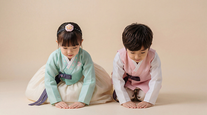 한국전통 전통 기념일 아시아 관계 사람 신체부위 인사 전통의상 CG 파일형식 한복 절 한국 문화 이벤트 어린이 무릎 컬러 평면 교육 예절 가족 모임 편집이미지 편집실사 JPG 명절 의료성형뷰티