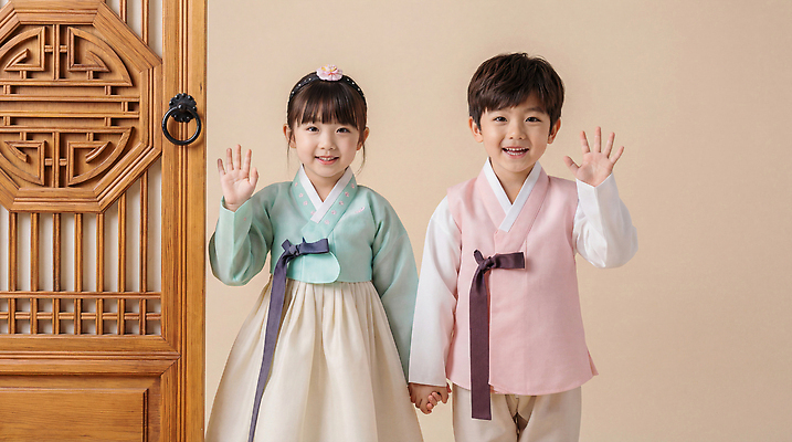 한국전통 전통 기념일 감정 아시아 관계 표정 사람 신체부위 전통의상 CG 파일형식 어린이 한복 한국 웃음 손 장식 행복 친구 문화 옷 이벤트 외출 촬영 편집이미지 편집실사 JPG 명절 의료성형뷰티