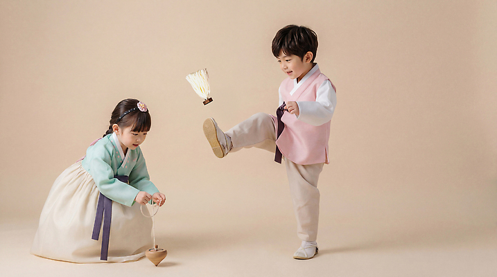 한국전통 전통 여자 기념일 남자 감정 어린이 관계 사람 전통의상 CG 파일형식 한복 놀이 장난감 소년 소녀 축제 문화 가족 시간 즐거움 행복 아기 편집이미지 편집실사 JPG 명절 의료성형뷰티