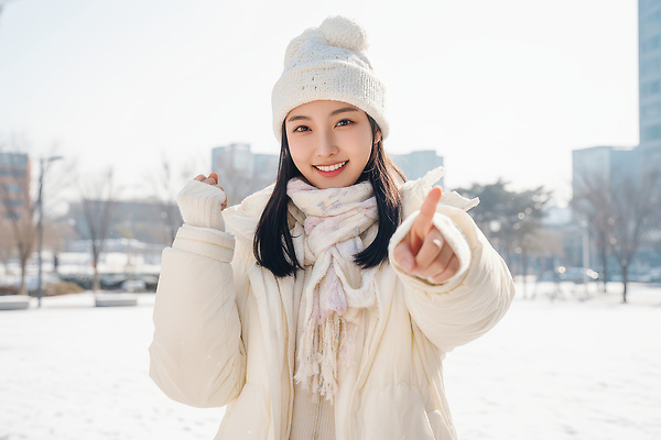 JPG 편집이미지 여자 포즈 장갑 겨울 모션 유리 날씨 웃음 빌딩 야외 가리킴 겨울옷 일과 패딩 의료성형뷰티 편집실사 잡화 옷 계절 재질 표정 사람 손짓 건물 점퍼 CG 파일형식