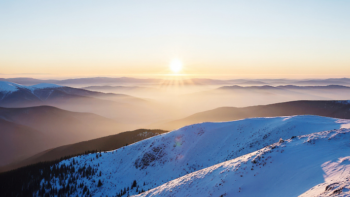 JPG 편집이미지 겨울 자연 하늘 아침 산 풍경 햇빛 태양 일출 안개 숲 서리 겨울풍경 편집실사 AI포토 AI콘텐츠 주간 자연요소 계절 날씨 노을 CG 생태계 파일형식