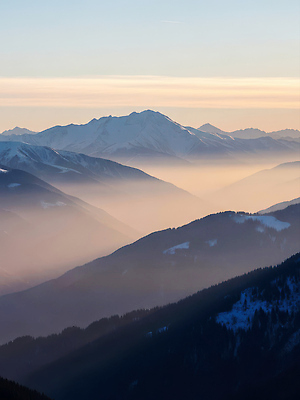 JPG 편집이미지 자연 하늘 아침 산 그림자 풍경 햇빛 대기 언덕 지평선 윤곽 연무 겨울풍경 편집실사 AI포토 AI콘텐츠 주간 겨울 태양 CG 생태계 파일형식
