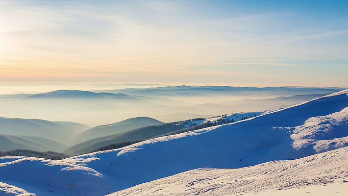 JPG 편집이미지 길 겨울 자연 하늘 아침 산 풍경 태양 맑음 안개 숲 온도 겨울풍경 산맥 편집실사 AI포토 AI콘텐츠 주간 자연요소 계절 날씨 CG 생태계 파일형식