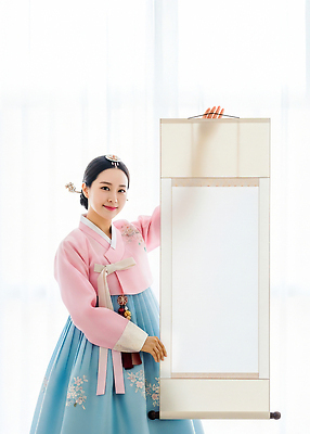 JPG 편집이미지 전통 손 옷 여자 명절 종이 문화 한국 미소 한복 공예 작품 명절인사 자랑 의료성형뷰티 편집실사 한국전통 기념일 아시아 표정 미술 사람 취미 신체부위 인사 전통의상 CG 파일형식