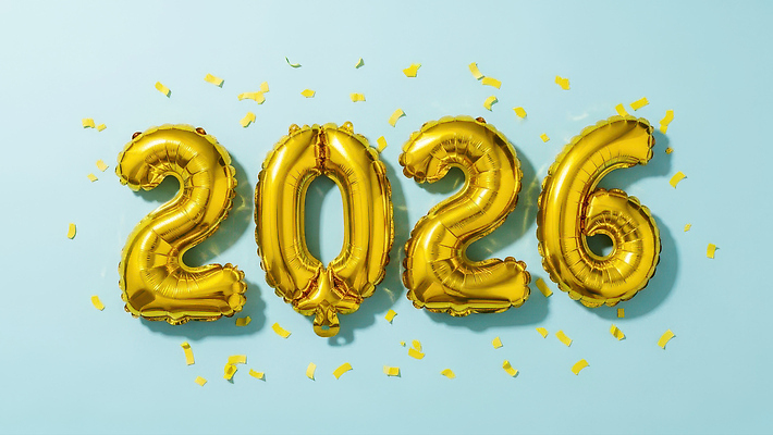 JPG 편집이미지 기념일 하늘색 새해 이벤트 장식 숫자 파티 축제 금색 축하 즐거움 준비 말띠 풍선 색종이 2026년 이미지편집 병오년 AI컴퓨터그래픽 AI콘텐츠 문자 감정 종이 컬러 컨셉 파란색 십이지신 말_동물 연도 파일형식