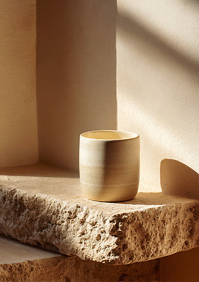 JPG 편집이미지 디자인 벽 초 아침 선반 컵 빛 인테리어 햇빛 도자기 오브젝트 질감 감성 단순화된 편집실사 AI포토 AI콘텐츠 주간 식기 가구 컨셉 태양 CG 파일형식