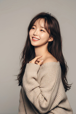 JPG 편집이미지 긴머리 헤어스타일 여자 패션 감정 포즈 조명 표정 미소 머리 카메라 촬영 스웨터 베이지색 의료성형뷰티 편집실사 컬러 상의 사람 신체부위 전자제품 CG 파일형식